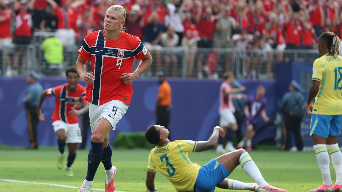 Stale Solbakken dando indicaciones durante un partido de Noruega en el Mundial 2026