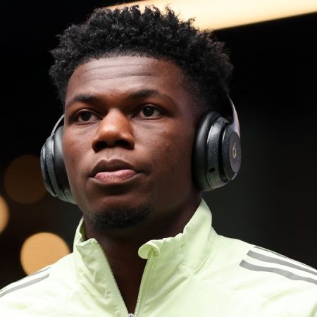 Tchouam\u00E9ni le cierra la puerta al Manchester United y renueva con el Real Madrid hasta 2031
