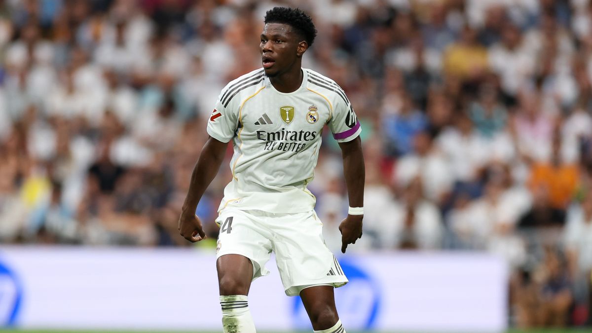 Tchouaméni firmando su renovación con el Real Madrid