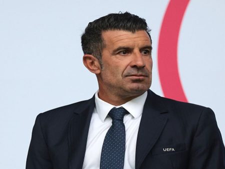 Luis Figo exige la renuncia inmediata de Gianni Infantino como presidente de la FIFA