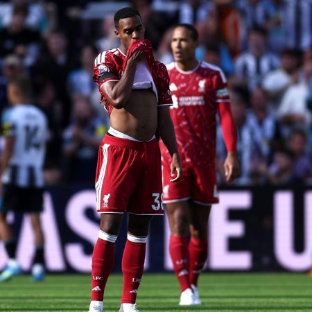 Liverpool de Iraola: Wirtz Sigue sin Justificar su Precio de £100M e Isak Agrava los Problemas del Nuevo DT