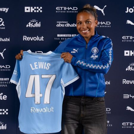 ¿Quién es Sacha Lewis? La joya de la academia del Manchester City firma su primer contrato profesional