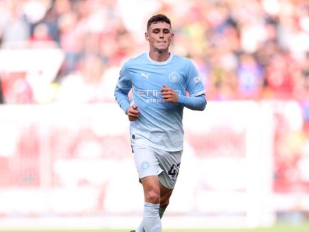 Foden, expulsado en el derbi, se burló de la afición del United al salir: señaló el 1-0 sonriente