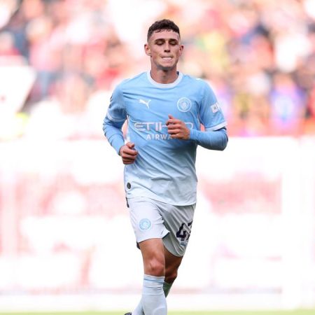 Foden, expulsado en el derbi, se burló de la afición del United al salir: señaló el 1-0 sonriente