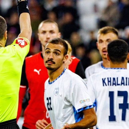 La roja más curiosa: Abu Farchi celebró simulando disparar la banderola y Austria ganó 3-1