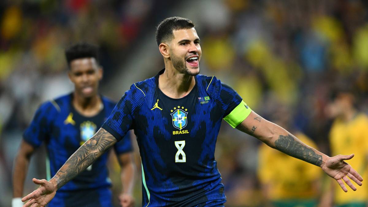 Vinicius Junior celebra su gol de penal con Brasil ante Australia