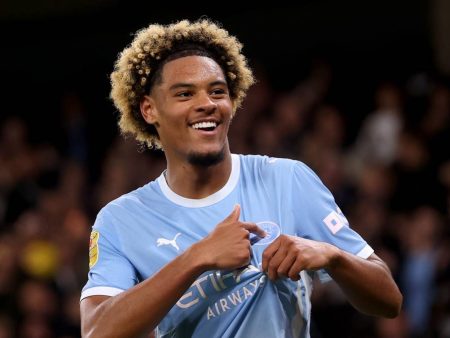Floyd Samba debutó con doblete del City jugando de ‘9’… por primera vez en su vida
