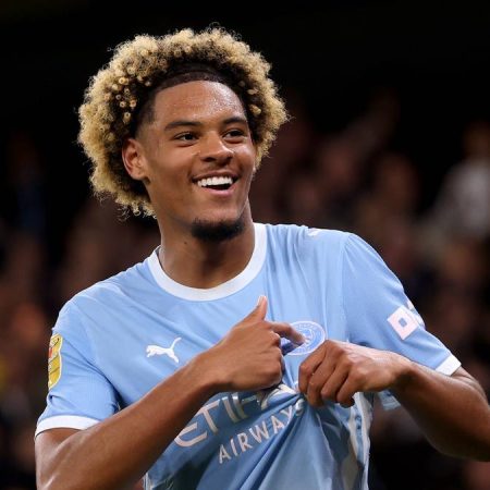 Floyd Samba debutó con doblete del City jugando de ‘9’… por primera vez en su vida